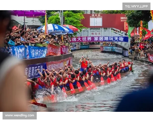 龙舟赛激烈漂移惊险不断 观众连声惊呼惊艳全场